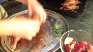 Как приготовить вкусно диких уток с яблоками , запечённых в духовке  . Рецепт мясного блюда .