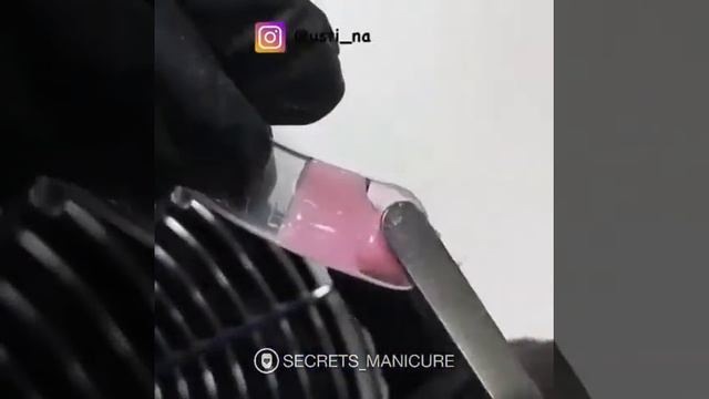 Установка верхней формы на взлетный ноготь.