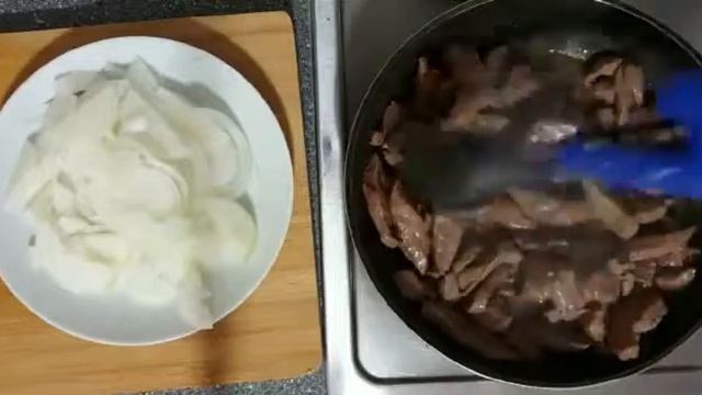 Как правильно жарить печень с луком просто и вкусно