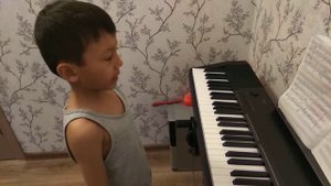 Тагаев Самир 7 лет.Играет на пианино "Катюша"