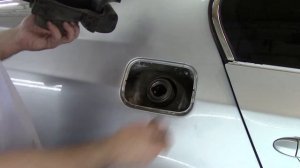 Как снять лючок и кожух заливной горловины бензобака на BMW 2005г.Gas cap cover removal BMW