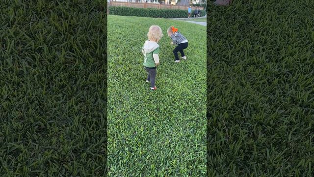 Забавный Дэвид прыгает на улице с Наоми. Забавное видео!