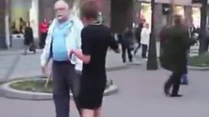 Пьяные девки дерутся с пенсионерами.