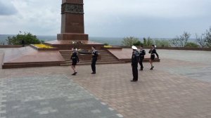 Почетный караул возле памятника Неизвестному матросу в Одессе