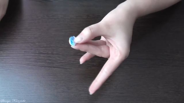 Украшение на заколку Канзаши / Бело-голубой цветок / Цветок из узких лент. смотреть онлайн