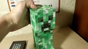 Айфон и большой крипер из бумаги