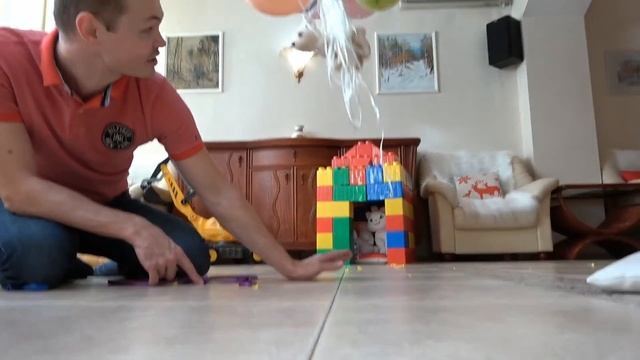 Мурка взлетает на воздушных шариках Надуваем воздушные шарики и запускаем в воздух кошечки и игрушк смотреть онлайн