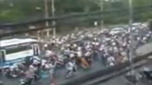 Перекресток в Китае, движение в час пик