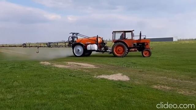 Прицепной опрыскиватель Львовагромашпроект 2418 для трактора в работе, обзор