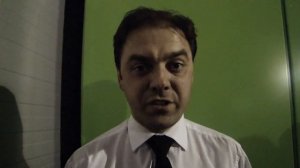 Официант под чем то битбоксит