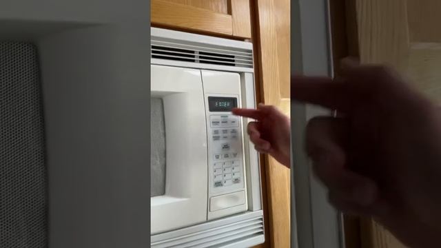 Setting the time on a Whirlpool Gold GT1195SHQ - 1 Microwave