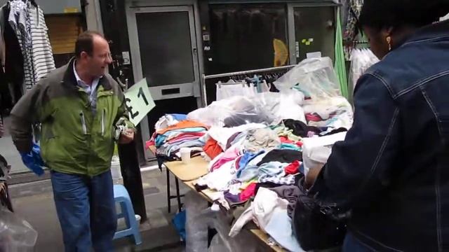 Singing salesman at Petticoat Lane Market смотреть онлайн