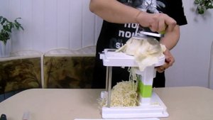 Тонкая шинковка капусты на капусторезке, приготовление очень нежного салата из свежей капусты.
