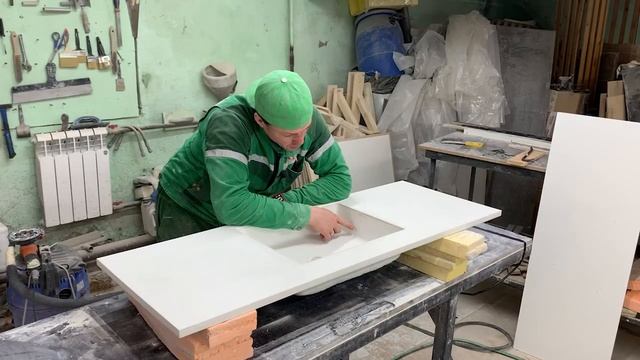 Раковина из белого бетона