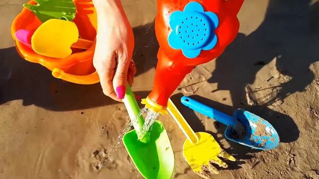 toy bucket wash for kids: enjoys washing toy shovels, rakes video for kids смотреть онлайн
