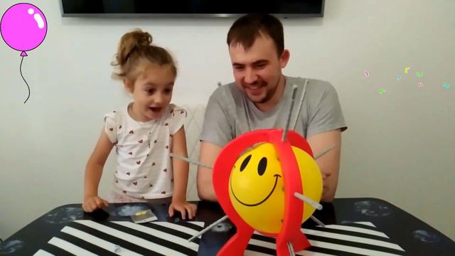Веселая и забавная игра лопни шарик, кто проиграет ПАПА или Ксюша ? супер игра для всей семьи смотреть онлайн