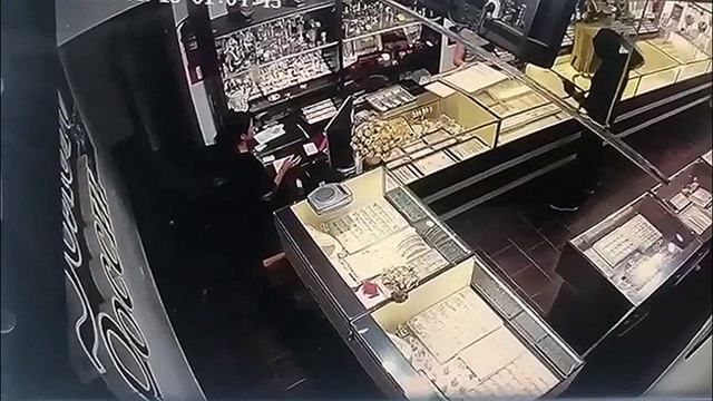 ? В Майкопе мужчина под видом курьера ограбил ювелирный магазин.