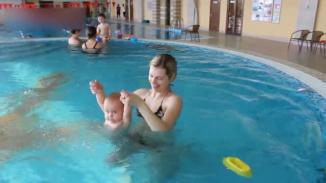 Грудничковое плавание в бассейне. Комплекс упражнений с грудным ребёнком. смотреть онлайн