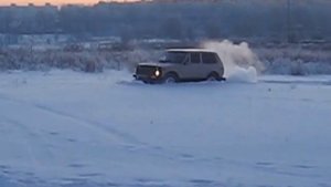 Самое прикольное....Нива 4х4 по полю.