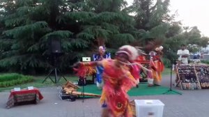 Индейцы красиво танцуют и поют