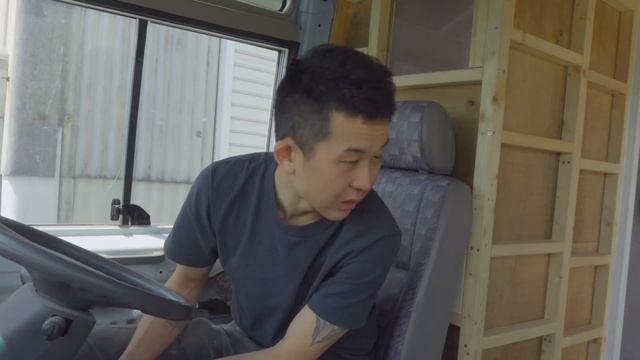 突然ですがキャンピングカーに改造中の警察バスのエンジンが動きません смотреть онлайн