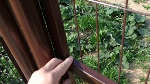 Дешево и красиво! Забор из сетки рабица в деревянной обрешетке-каркасе и ворота с калиткой Стандарт