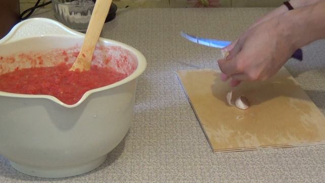 Вкусный горлодер.   Без термической обработки. Быстро и полезно. Помидоры + чеснок + соль.