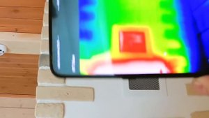 Крутой недорогой камин. Гостиная с камином в деревянном доме.