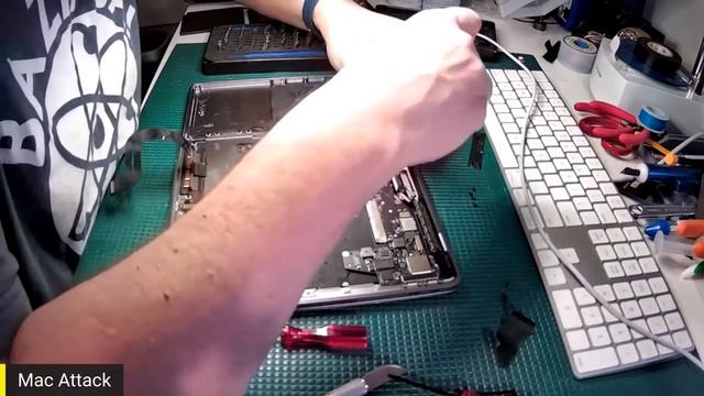 Replacing a battery on a 13 inch 2017 Macbook Pro смотреть онлайн