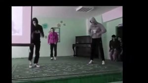 ШКОЛЬНИКИ СТАНЦЕВАЛИ ХАРДБАСС В ШКОЛЕ