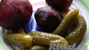 Салат из вареной свеклы и соленых огурцов