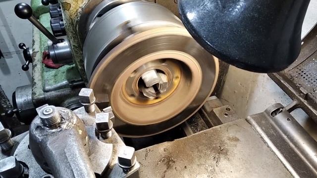 Проточка тормозного диска Ford на  токарном станке 1К62