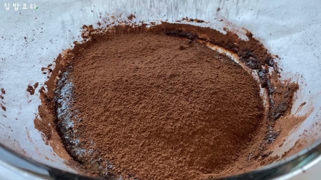 Simple way of making chocolate with milk (4 ingredients)