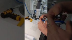 Установка бутылочного сифона с нержавеющей чашкой 63мм А-3202 на раковину.