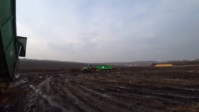 Сегодня работаю на стройке на тракторе Джон Дир 6   Возим землю