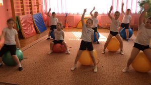 Танец на фитболах "Молодая лошадь"