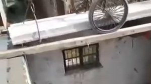 как положить бетонную плиту без крана