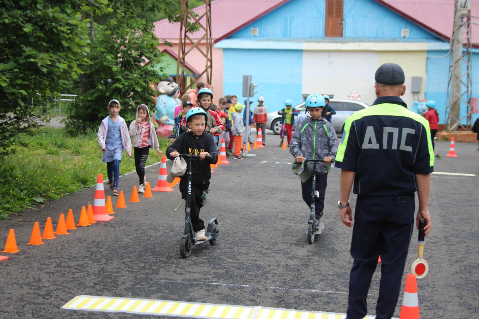 Полицейские посетили детский оздоровительный лагерь и напомнили о Правилах дорожного движения