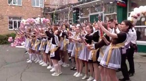 Впервые за два года последние звонки проходят в России в очном формате