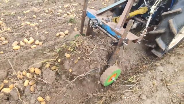 Самодельная вибрационная картофелекопалка. Первая работа. смотреть онлайн