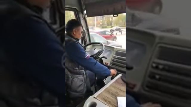 Водитель автобуса увлекся сотовым телефоном во время движения смотреть онлайн