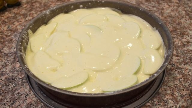 Яблочная шарлотка простая