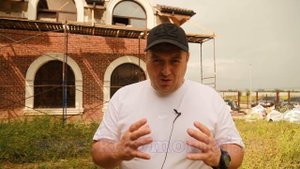 Кто так строит? Арочные окна на крыше. Кровля течёт.