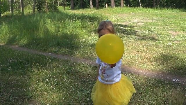 Надя играет с волшебными шарами Учим цвета Nadya pretend play with Balloons magic Learning color смотреть онлайн