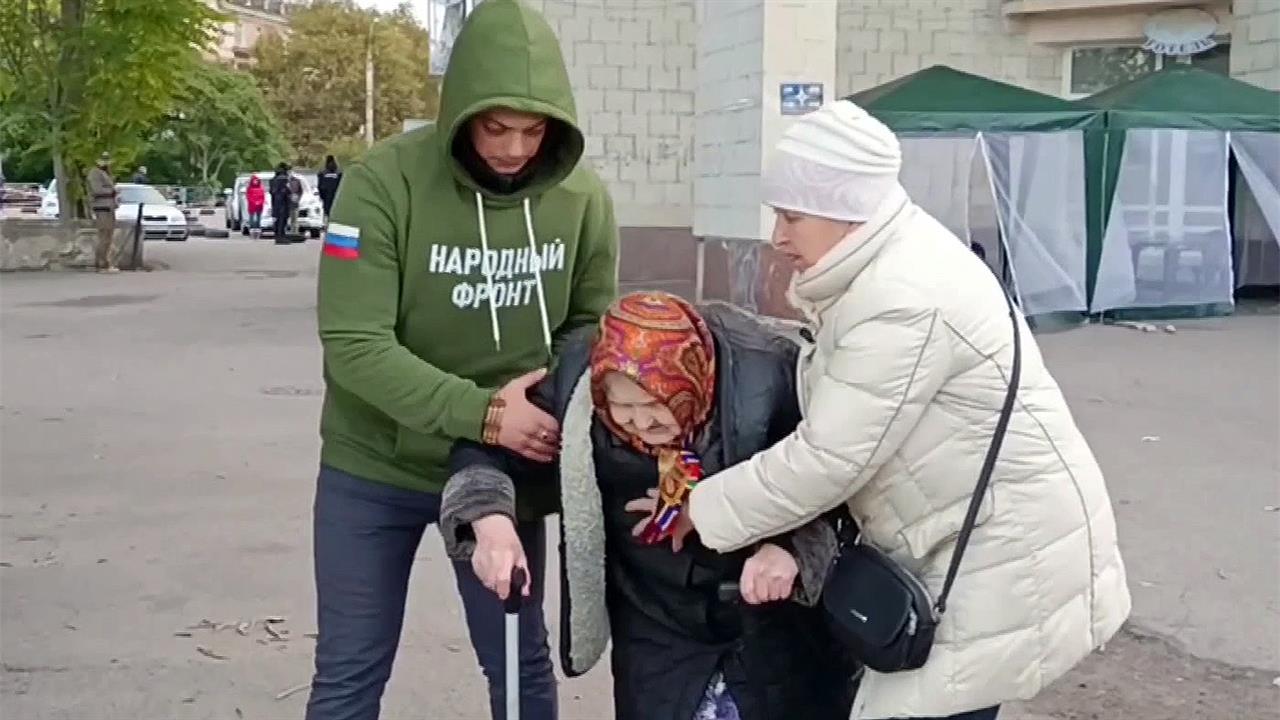 По мосту через Днепр люди пытаются покинуть опасную зону в Херсоне и эвакуироваться на левый берег