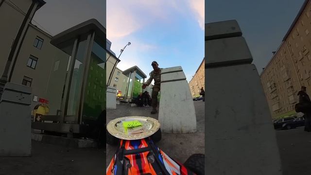 Бездомный мужчина устроил погоню за машинкой добра смотреть онлайн