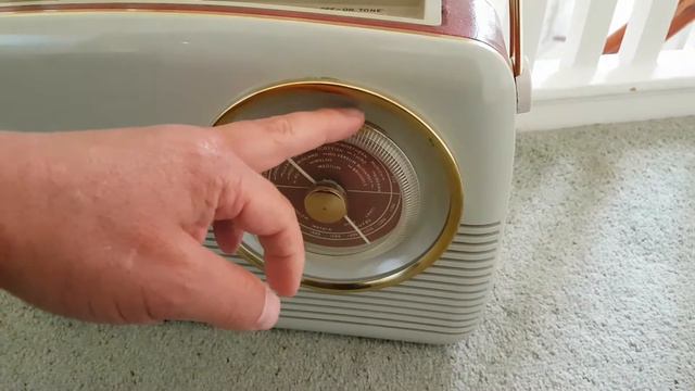 Vintage Bush MB60 valve radio c1958. Not a TR82 transistor set! смотреть онлайн