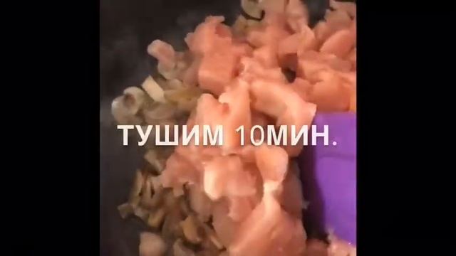 Макароны с куриным филе и грибами в томатном соусе. смотреть онлайн