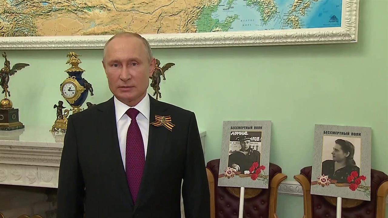 Владимир Путин присоединился к участникам акции "Бессмертный полк"