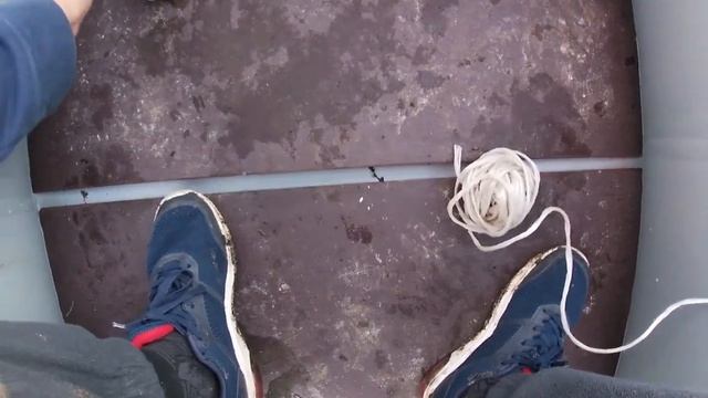 Ловим рыбу на лодке . Поймал карася. смотреть онлайн